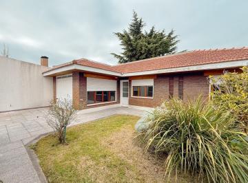 Casa · 397m² · 4 Dormitorios · 4 Cocheras · Casa en Venta - Semicentro Tandil - 4 Dorm.