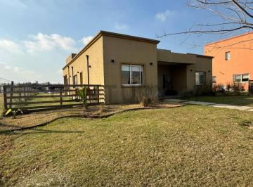 Casa · 123m² · 4 Ambientes · 2 Cocheras · Venta Casa 4 Ambientes con Pileta Santa Isabel 2