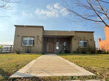 Casa · 123m² · 4 Ambientes · 2 Cocheras · Venta Casa 4 Ambientes con Pileta Santa Isabel 2