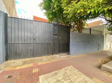 Casa · 130m² · 4 Ambientes · 1 Cochera · Casa en Banfield Este