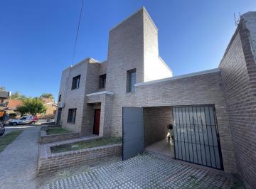 Casa · 200m² · 3 Ambientes · 2 Cocheras · ¡Alquier! Casa en Las Rosas - 3 Dorm. ¡No Abona Expensas!