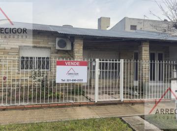 Casa · 100m² · 6 Ambientes · 1 Cochera · Casa a Remodelar de Dos Dorm. con Patio y Cochera Cubierta