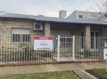 Casa · 100m² · 6 Ambientes · 1 Cochera · Casa a Remodelar de Dos Dorm. con Patio y Cochera Cubierta