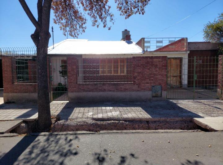 Casa · 160m² · 8 Ambientes · 1 Cochera