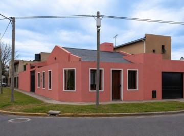 Casa · 151m² · 4 Ambientes · 2 Cocheras · Casa 4 Amb en Venta C/parque y Pileta en Banfield