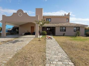 Casa de 12 ambientes, Córdoba · Hermosa Casa Amoblada de Categoria en La Cascada con Pileta y Cochera!