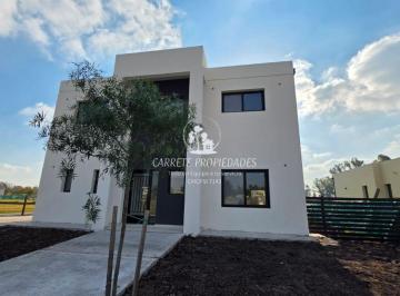 Casa de 6 ambientes, Pilar · Casa en Venta en Esquina de 6 Ambientes y Pileta. Barrio Santa Sofia. Pilar
