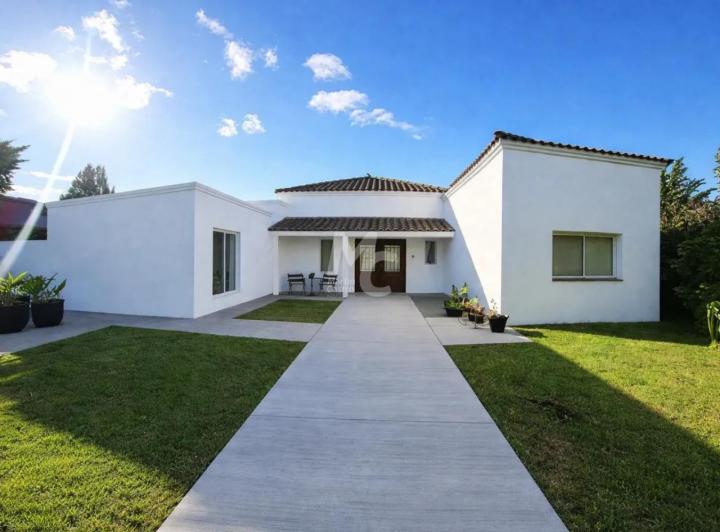 Casa · 200m² · 5 Ambientes · 4 Cocheras