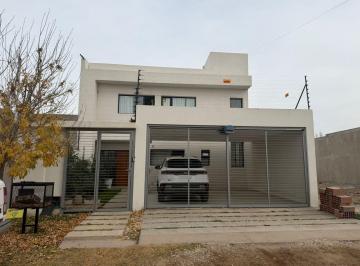 Casa · 170m² · 5 Ambientes · 2 Cocheras · Casa en Alquiler