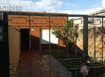 Casa · 70m² · 4 Ambientes · 1 Cochera · Casa - Los Hornos