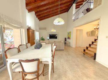 Casa · 213m² · 5 Ambientes · 1 Cochera · Casa 3 Dorm - Cadaques Funes Hills
