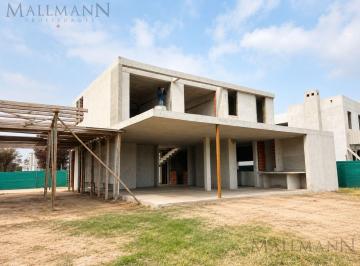 Casa · 225m² · 6 Ambientes · 4 Cocheras · Venta Casa 6 Ambientes en Los Cardos, Pilar de Hormigón