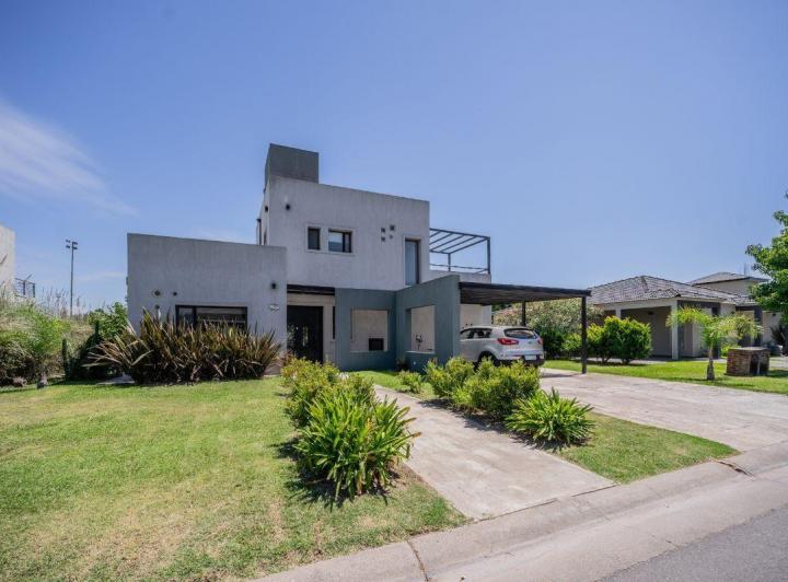 Casa · 230m² · 4 Ambientes · 2 Cocheras