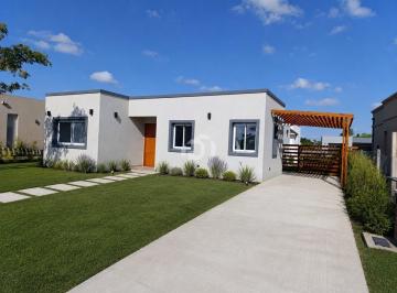 Casa · 120m² · 4 Ambientes · 2 Cocheras · Casa en Venta en Santa Emilia, Pilar del Este, Pilar