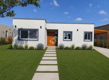 Casa · 120m² · 4 Ambientes · 2 Cocheras · Casa en Venta en Santa Emilia, Pilar del Este, Pilar