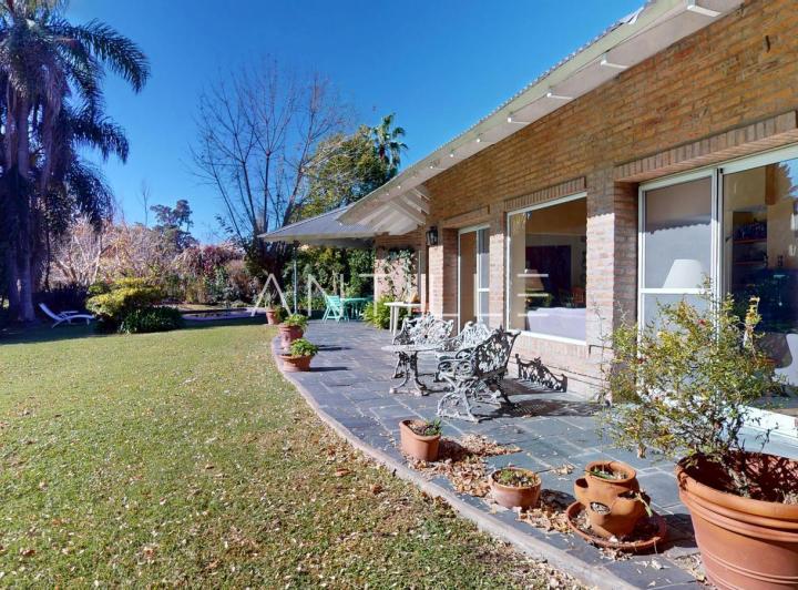 Casa · 358m² · 5 Ambientes · 1 Cochera