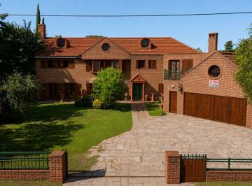 Casa de 6 ambientes, Villa Allende · Residencia Sobre Av Lisboa · Vista Al Golf