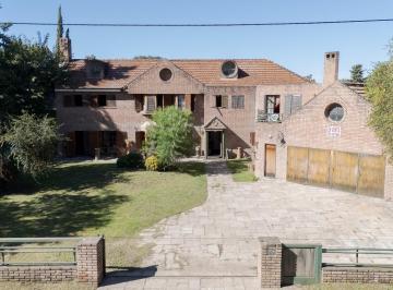 Casa de 6 ambientes, Villa Allende · Residencia Sobre Av Lisboa · Vista Al Golf