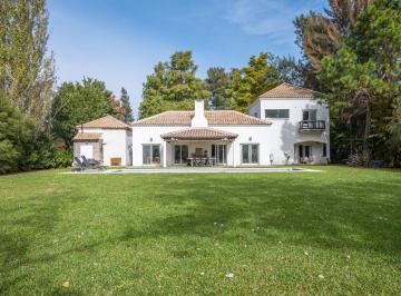 Casa · 232m² · 5 Ambientes · 4 Cocheras · Casa en Rincon de Milberg