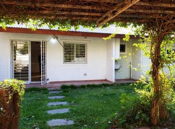 Casa · 85m² · 4 Ambientes · Casa en Alquiler en Funes - 2 Dorm.