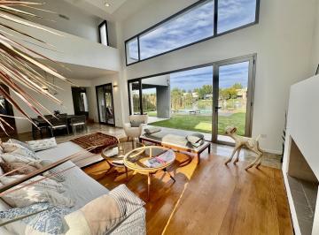 Casa · 300m² · 6 Ambientes · 2 Cocheras · Casa en Alquiler a La Laguna Principal en Santa Barbara