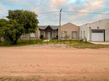 Casa · 200m² · 3 Ambientes · 1 Cochera · Venta Casa 3 Amb C/escritorio, Pileta y Cochera - Roque Pérez