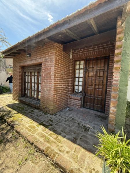 Casa 2 dorm, 119m² en esquina con jardín y garaje — Libertad