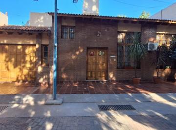 Casa · 210m² · 7 Ambientes · 2 Cocheras · Venta Casa de 2 Dorm. Piscina Privado