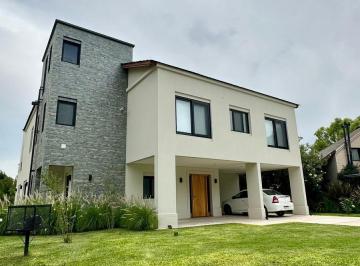 Casa · 313m² · 5 Ambientes · 3 Cocheras · Excelente Casa en Las Praderas de Lujan a Estrenar