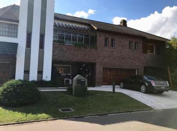 Casa · 690m² · 8 Ambientes · 2 Cocheras · Excelente Casa en 2 Plantas - 690 m² Construidos Sobre Lote de 2140 m²