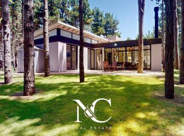 Casa · 150m² · 5 Ambientes · Casa en Venta en Costa Esmeralda 4 Dorm.