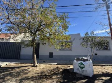 Casa · 129m² · 4 Dormitorios · 2 Cocheras · Casa con Departamento en Venta en General Roca