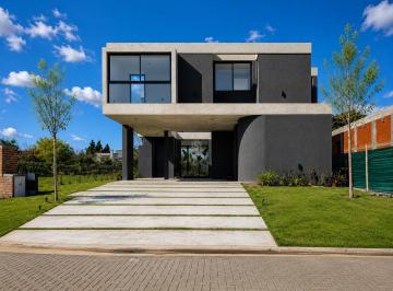 Casa · 251m² · 4 Ambientes · 1 Cochera · Casa en Venta en Los Cardos, Manuel Alberti, Pilar