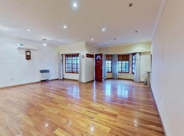 Casa · 228m² · 5 Ambientes · 2 Cocheras · Venta Casa 5 Ambientes Caseros Centro - Impecable!