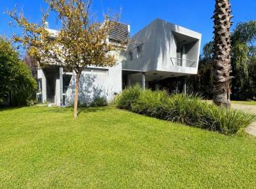 Casa · 260m² · 6 Ambientes · 2 Cocheras · Venta Casa Tres Dorm. con Pileta en Miraflores – Funes – Barrio Cerrado