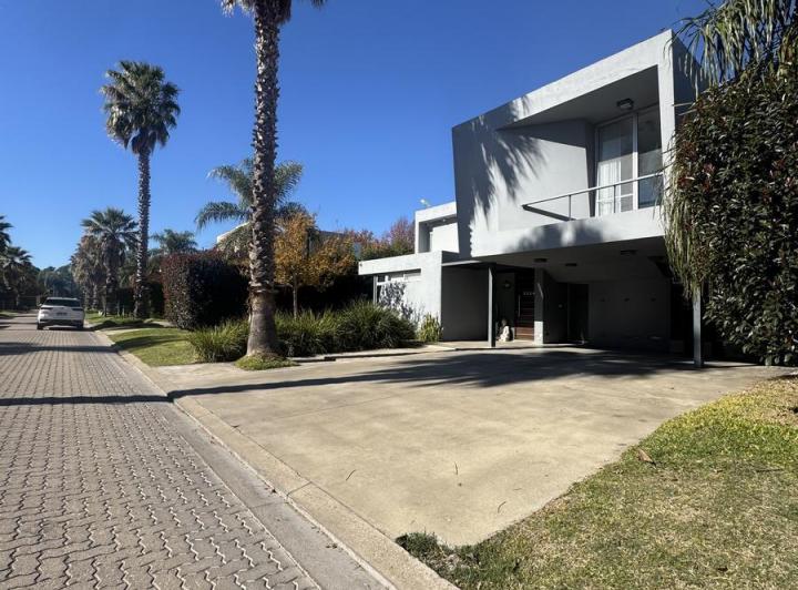 Casa · 260m² · 6 Ambientes · 2 Cocheras