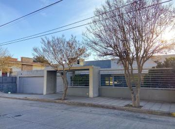 Casa · 409m² · 7 Ambientes · 3 Cocheras · Hermosa Casa Moderna en Venta