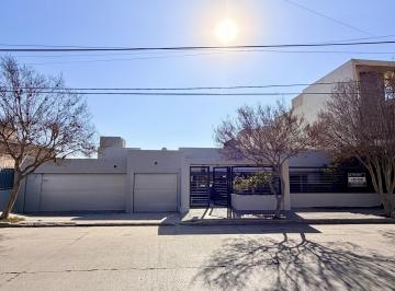Casa · 409m² · 7 Ambientes · 3 Cocheras · Hermosa Casa Moderna en Venta