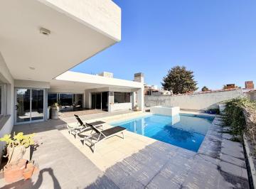 Casa · 409m² · 7 Ambientes · 3 Cocheras · Hermosa Casa Moderna en Venta