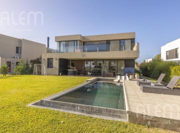 Casa · 370m² · 5 Ambientes · 2 Cocheras · Casa en Terralagos