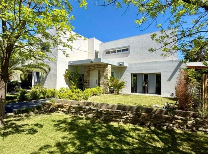 Casa · 380m² · 6 Ambientes · 3 Cocheras