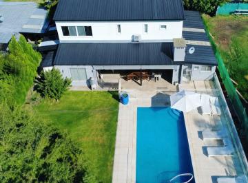 Casa · 220m² · 6 Ambientes · 2 Cocheras · Casa en Venta de 5 Ambientes con Jardin y Pileta en Barrio Manzanares Chico