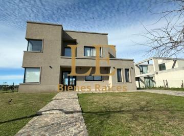Casa · 272m² · 6 Ambientes · 5 Cocheras · Venta Casa en El Canton a La Laguna