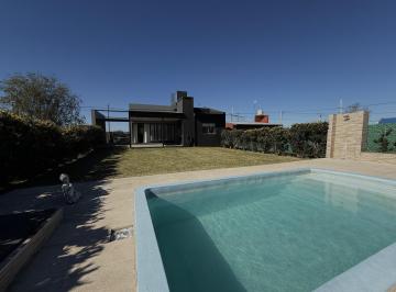 Casa · 360m² · 2 Ambientes · 1 Cochera · Casa en Venta con Patio y Pileta - Tierra de Sueños III