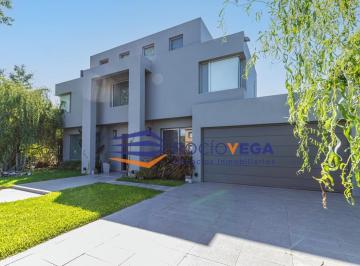Casa · 308m² · 6 Ambientes · 2 Cocheras · Casa en Venta en Campos de Alvarez Moreno