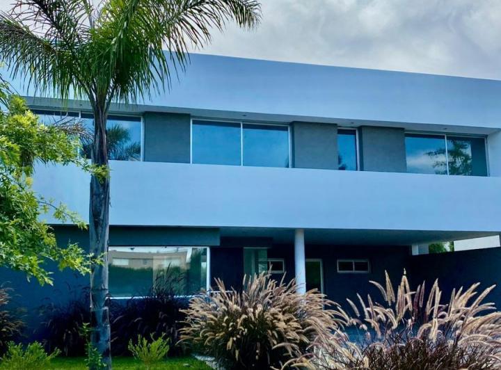 Casa · 350m² · 7 Ambientes · 4 Cocheras