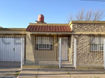 Casa · 117m² · 5 Ambientes · 1 Cochera · Luminosa y Cómoda Propiedad en Excelente Ubicación - Venado Tuerto