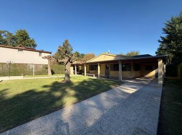 Casa · 95m² · 3 Ambientes · 6 Cocheras · Casa en Venta en Parque Sacura 1