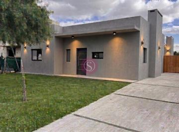Casa · 137m² · 4 Ambientes · 2 Cocheras · Casa en Venta en San Ramón, Pilar del Este, Pilar