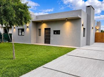 Casa · 137m² · 4 Ambientes · 2 Cocheras · Casa en Venta en San Ramón, Pilar del Este, Pilar